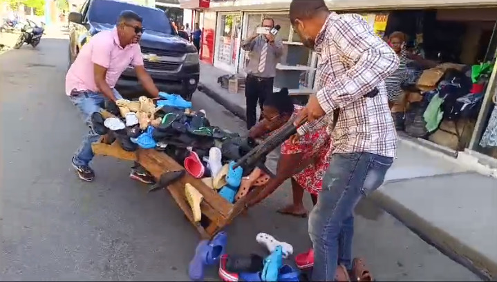 Alcalde de Dajabón desaloja a comerciantes haitianos de espacios públicos
