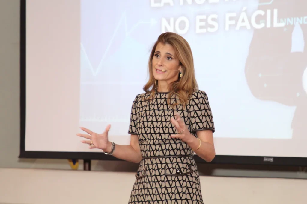 La presidenta ejecutiva del Grupo SID, Ligia Bonetti, se pronunció sobre las recientes medidas arancelarias del expresidente de Estados Unidos, Donald Trump, señalando que estas acciones desafían acuerdos internacionales y generan tensiones a nivel global. Su reflexión, publicada en un artículo titulado “Las medidas de Trump: un llamado a la reflexión dominicana” en el periódico Listín Diario, plantea una crítica constructiva y un llamado urgente a revisar la política industrial de la República Dominicana.